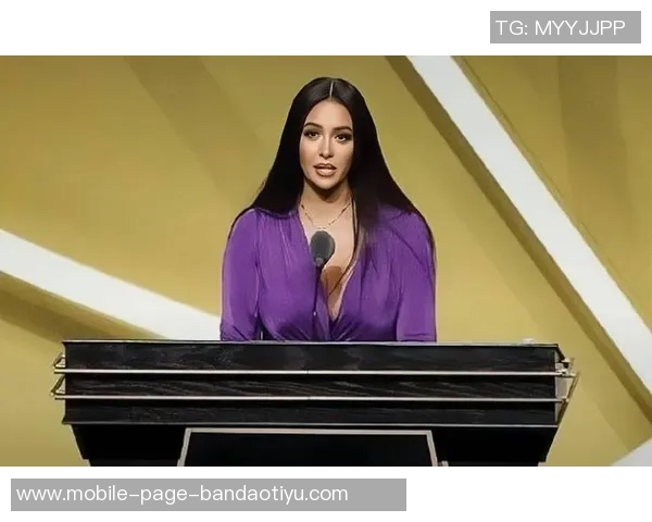 妻子社交媒体分享与库尔图瓦游戏夜照片展现休闲时光的乐趣 妻子社交媒体分享与库尔图瓦游戏夜照片展现休闲时光的乐趣