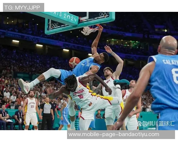 字母哥半场表现抢眼7投5中斩获10分7板3助助球队领先